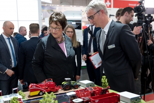 Frau Brigitte Zypries, Bundesministerin für Wirtschaft und Energie, lässt sich das Smart-Farming-Welt Exponat erläutern (Copyright: BMWi/Weiss) 